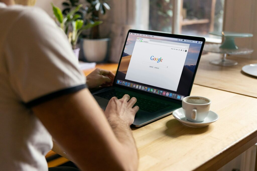 Strategii eficiente pentru a crește vizibilitatea site-ului tău în Google prin SEO 11 firmbee com eMemmpUojlw unsplash